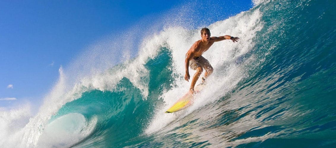 surfista en la ola