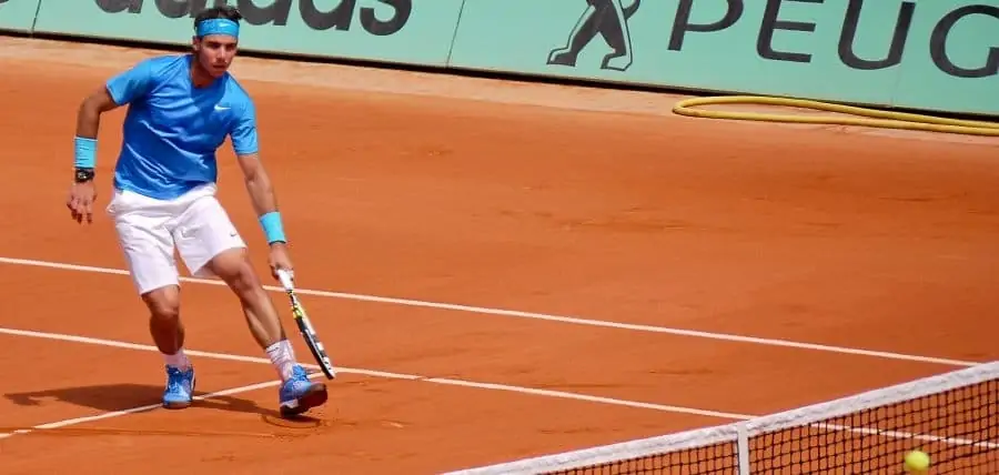 Rafael Nadal jugando en tierra