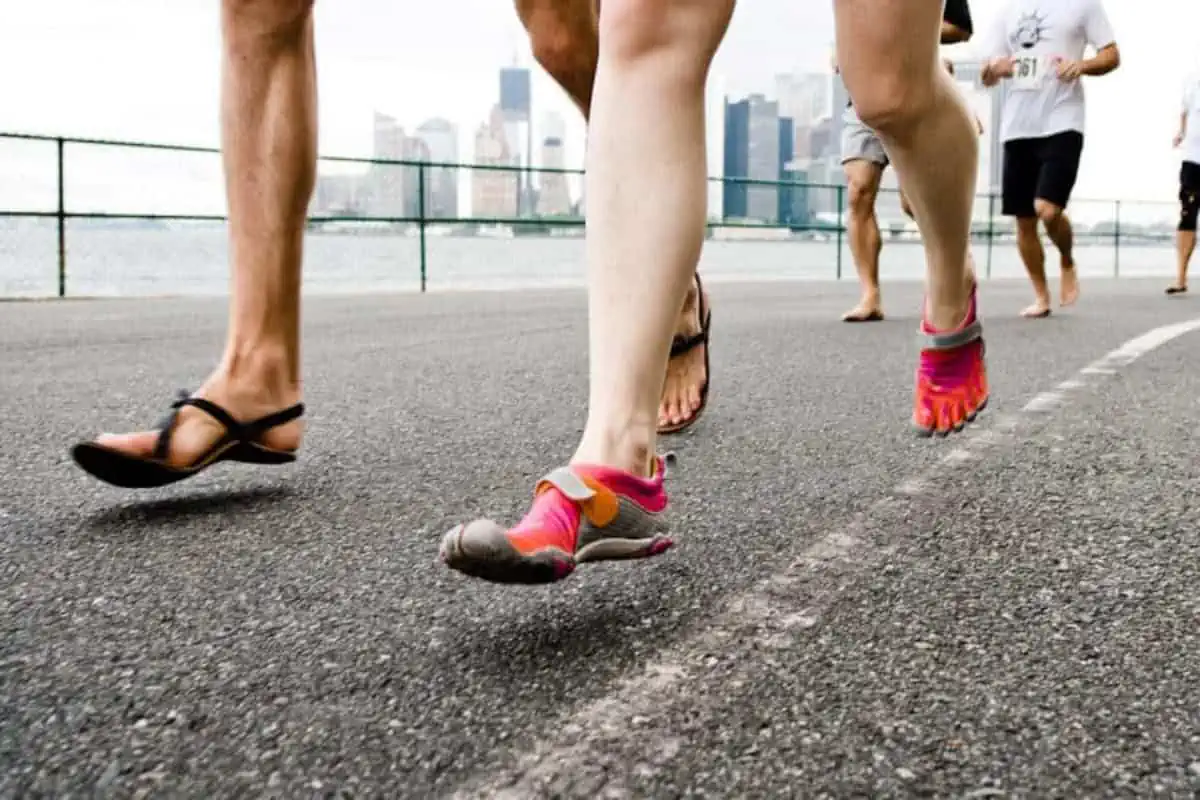 corredores con barefoot o calzado minimalista