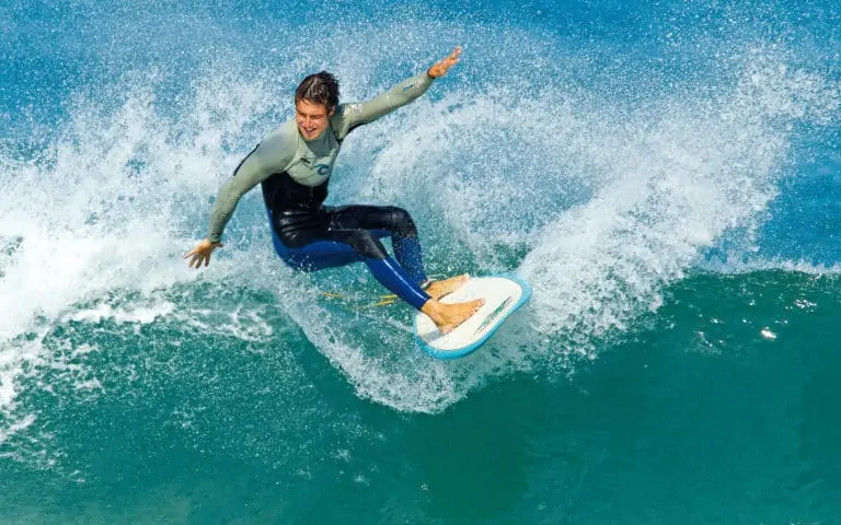 chico haciendo surf
