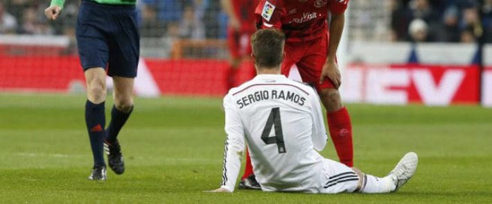 Sergio Ramos tumbado en el campo