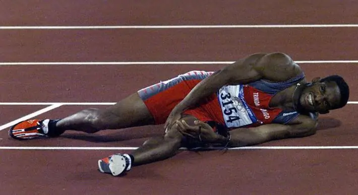 atleta tumbado en pista