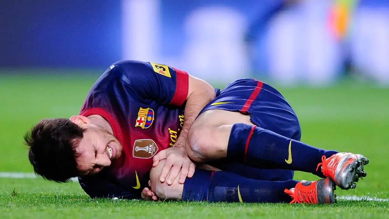 Messi tumbado en el cesped