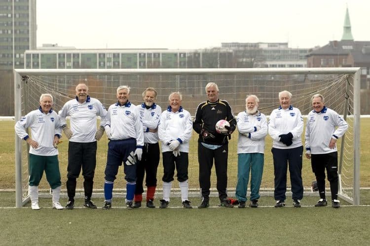 Ancianos jugando al fútbol