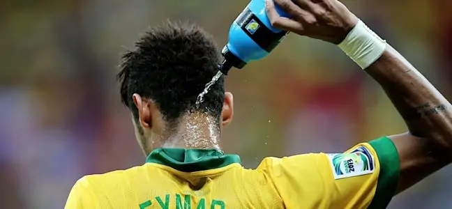 neymar hidratándose