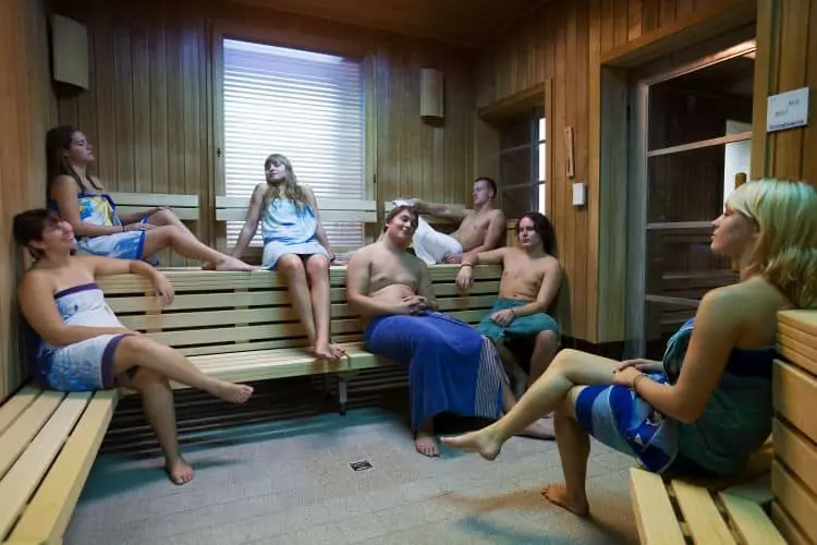 Gente en una sauna