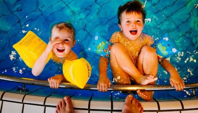 jóvenes en la piscina