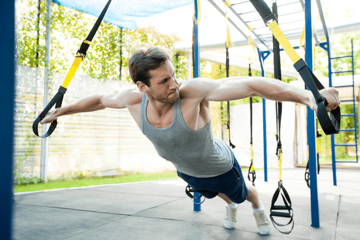Hombre haciendo entrenamiento en suspensión