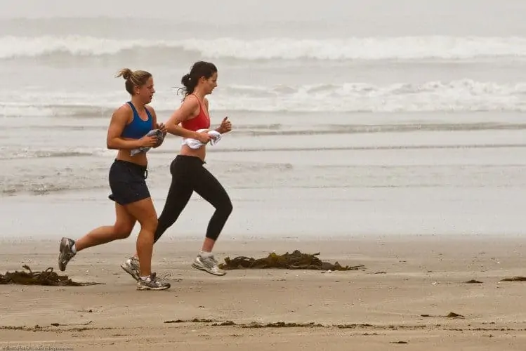 Chicas corriendo en la playa