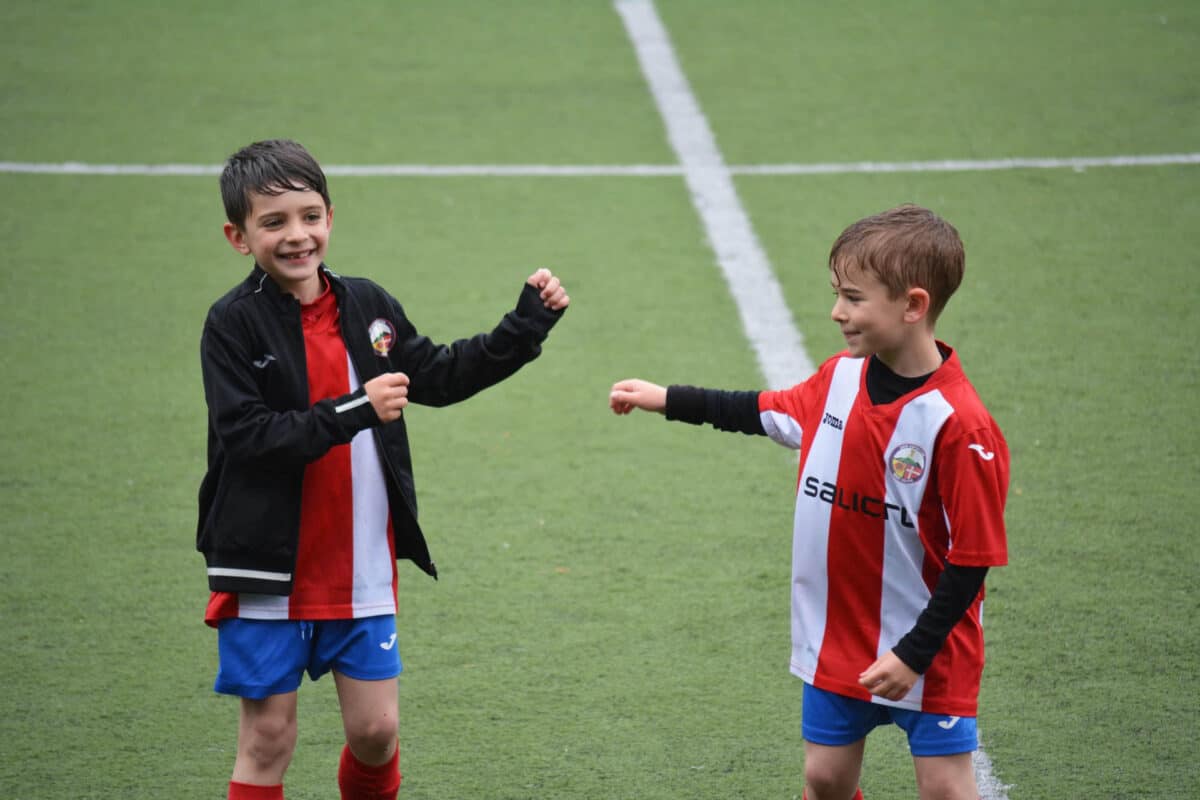 Fútbol infantil los niños juegan un juego competitivo deportivo en