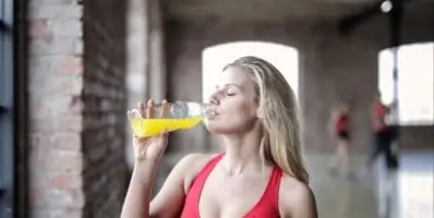 mujer hidratándose