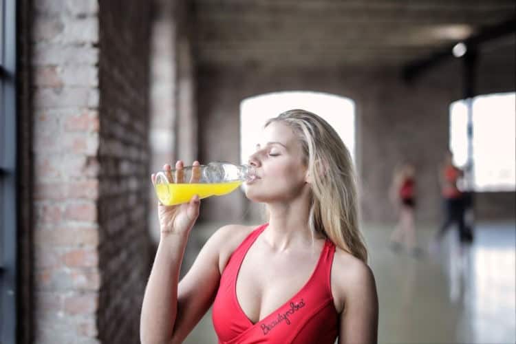 La Hidratación en el Deporte 1 mujer hidratándose
