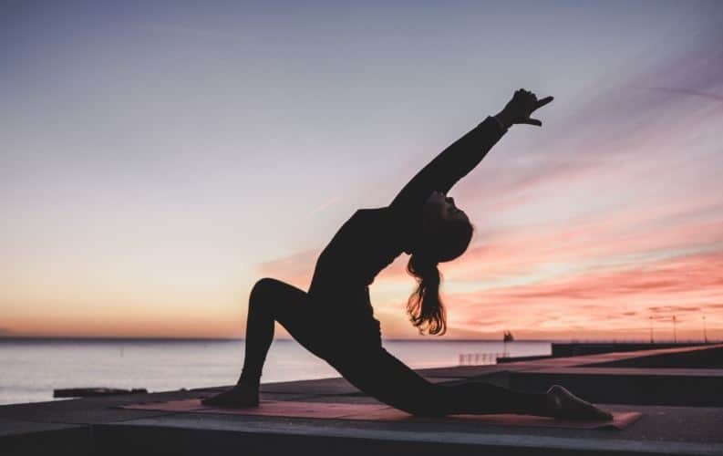▷ Yoga en casa: 8 beneficios y 4 ejercicios prácticos
