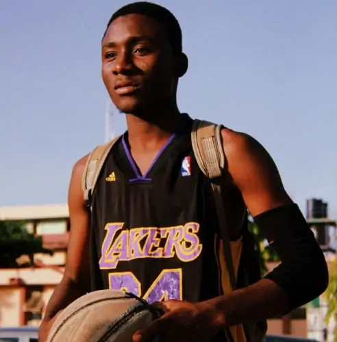 Jugador de baloncesto con codera