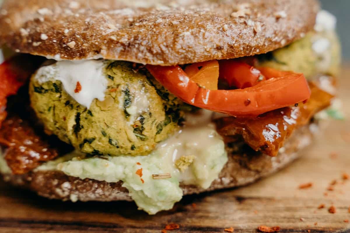 Aquafaba: qué es y cómo usarla sustituyendo al huevo Una buena opción es preparar una hamburguesa vegana de tofu