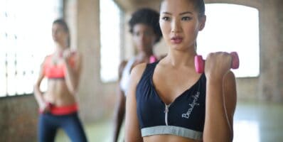 7 ejercicios para hipertrofiar la espalda chicas entrenando para incrementar metabolismo basal