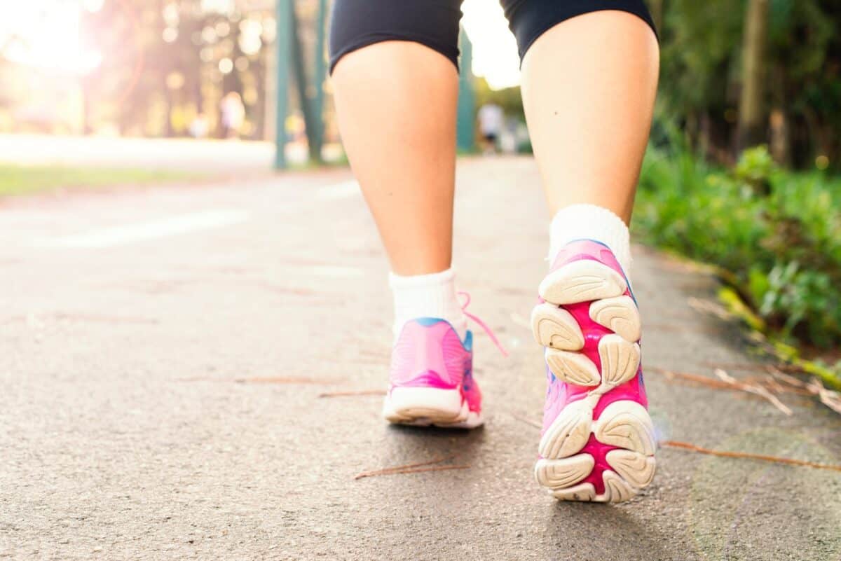 mujer caminando