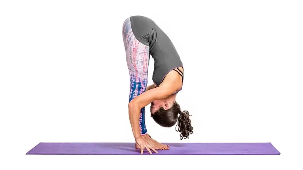 Vinyasa Yoga: disfruta los beneficios de la disciplina más dinámica del yoga Movimiento 3: Forward Fold (Uttanasana)