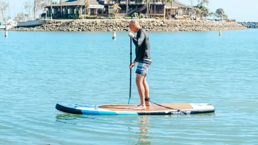 hombre haciendo paddle surf 