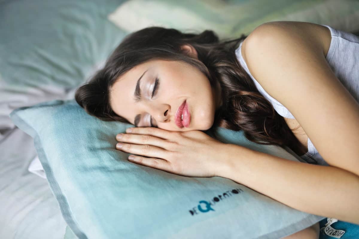 mujer descansando después de ingerir alimentos que ayudan a dormir mejoransando después de ingerir alimentos para dormir mejor