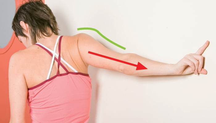 cómo estirar el bíceps en la pared
