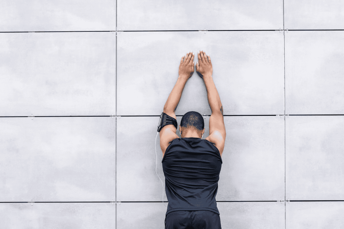 estirar el biceps en la pared
