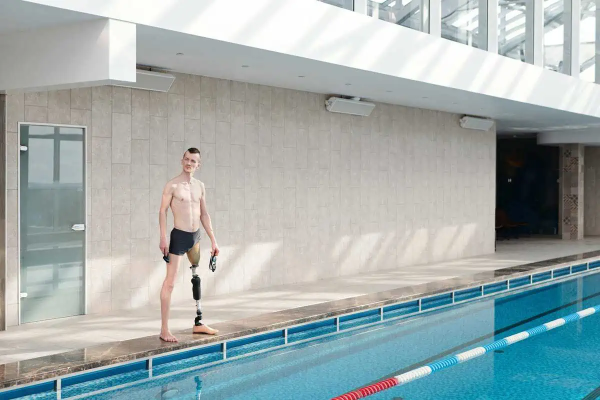 Hidroterapia y hombre con discapacidad