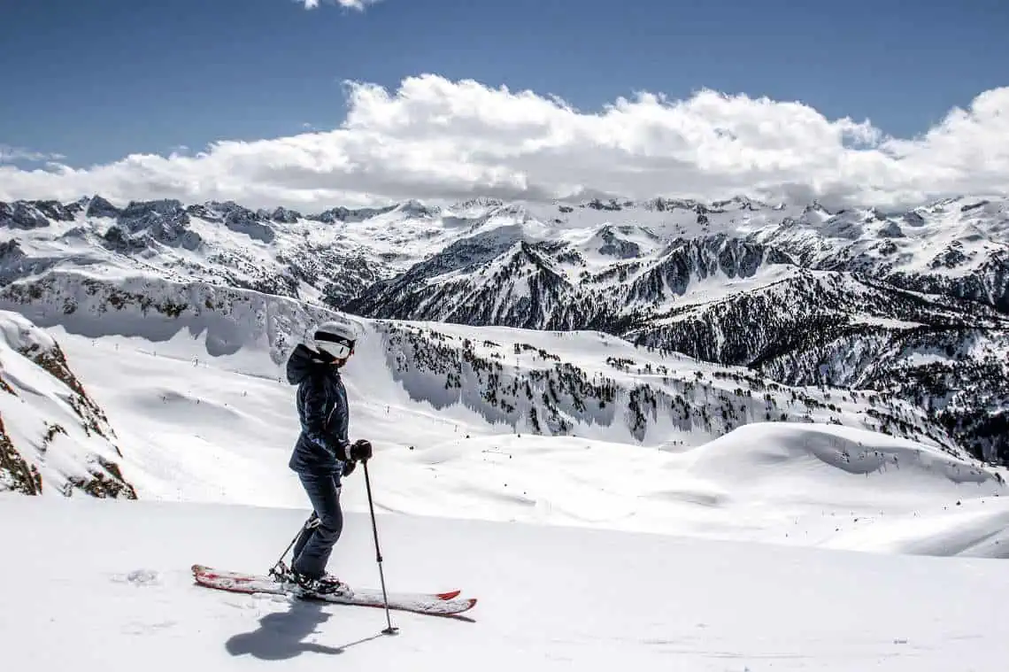 mujer bajando pistas de esquí