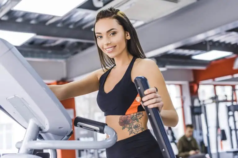 mujer entrenando con una de las máquinas de ejercicio para casa