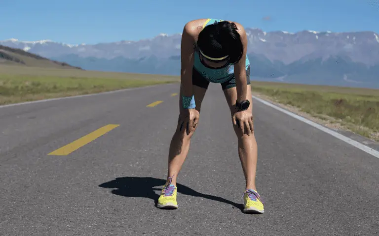 runner cansado por no tomar vitaminas esenciales para deportistas