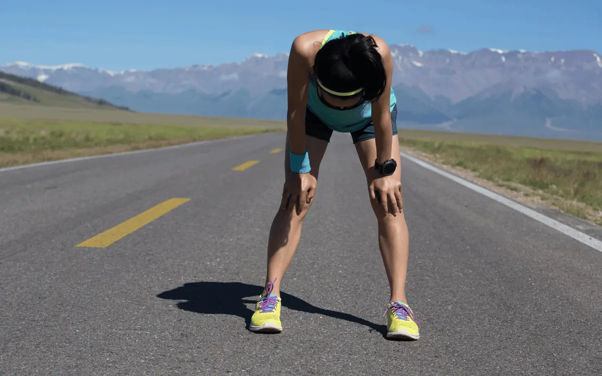 runner cansado por no tomar vitaminas esenciales para deportistas