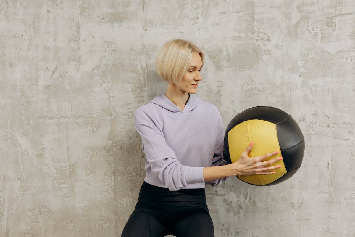 mujer entrenando wall ball de crossfit