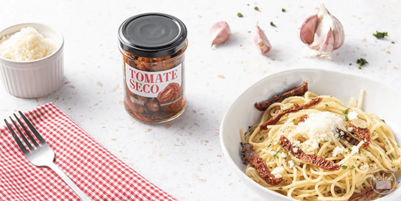 espaguetis con salsa de tomate seco