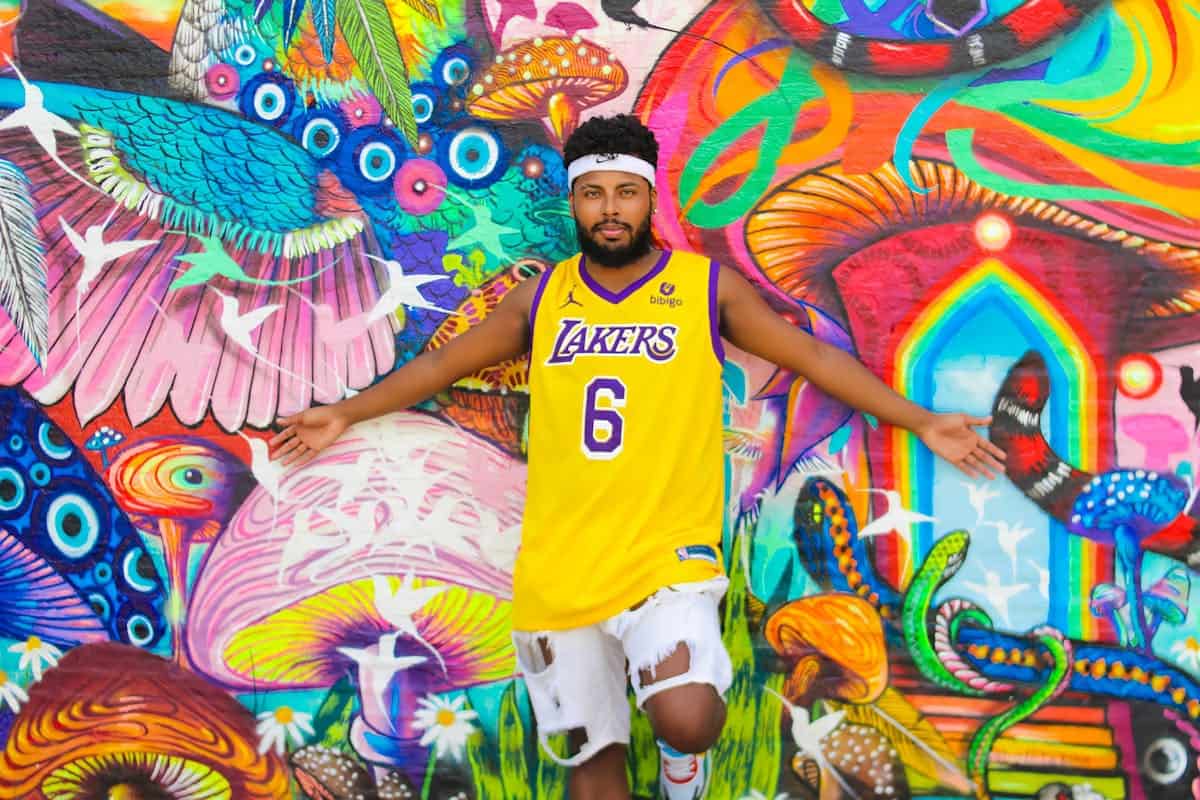 Hombre con camiseta de los Lakers