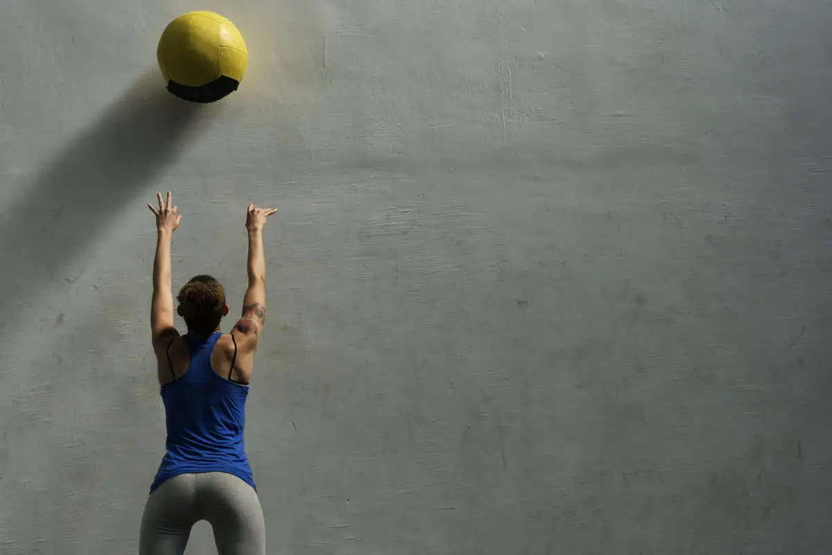 mujer entrenando wall ball de crossfit