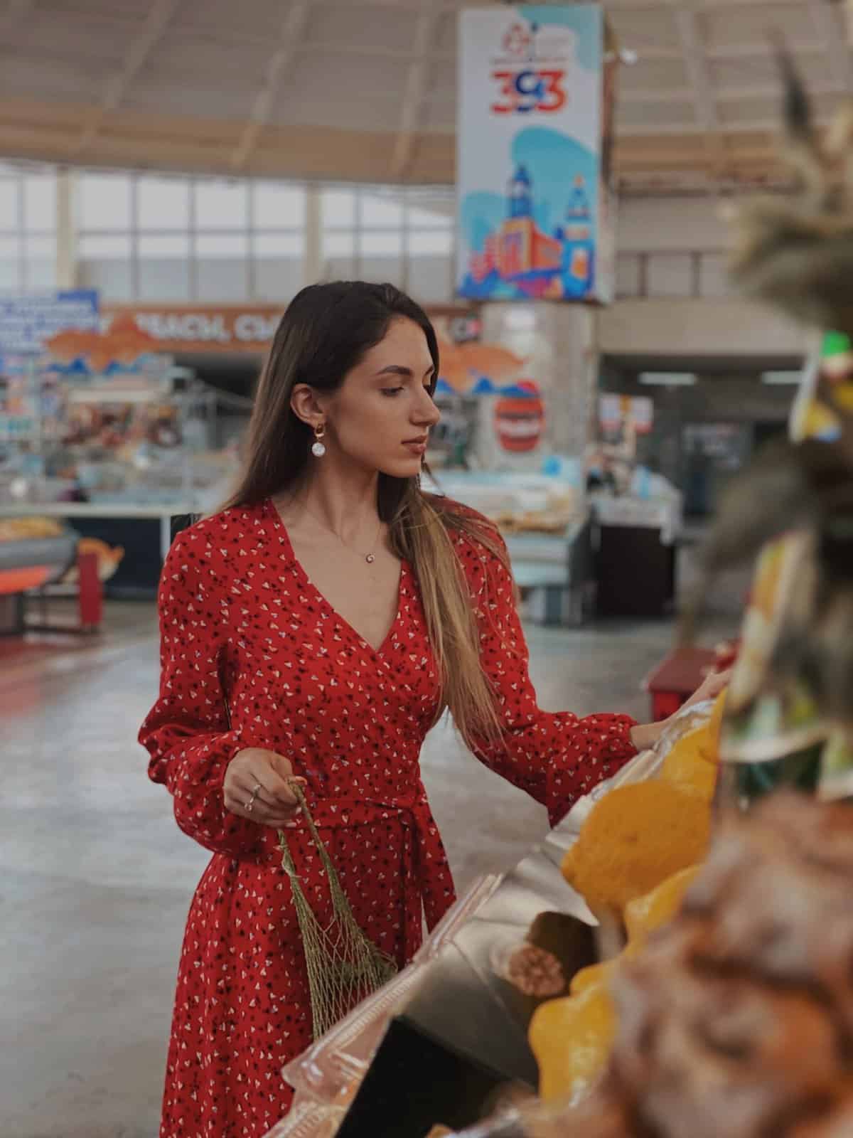 mujer escogiendo productos mercadona