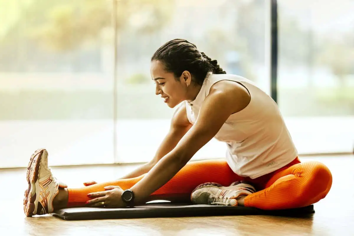mujer haciendo ejercicio en esterilla de yoga