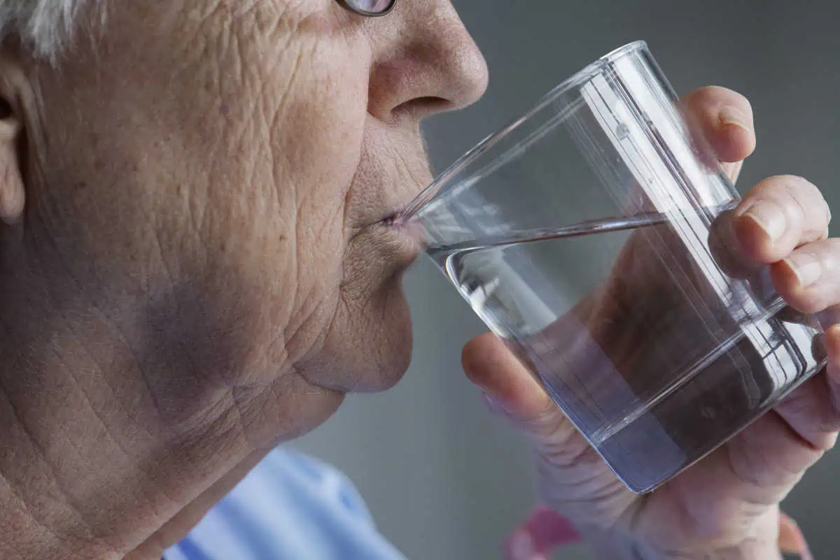anciano bebiendo agua