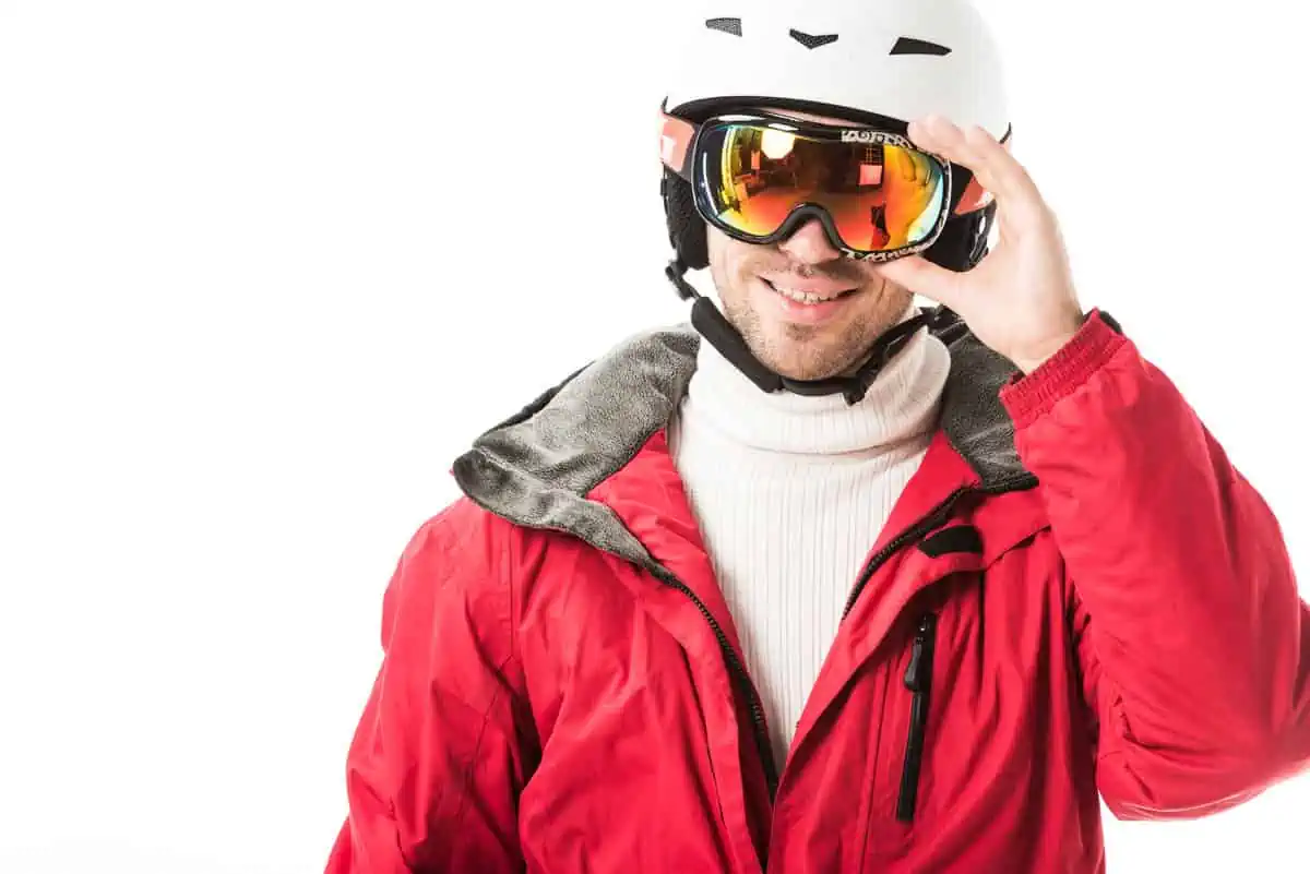 chico esquiando con gafas de esquí nuevas