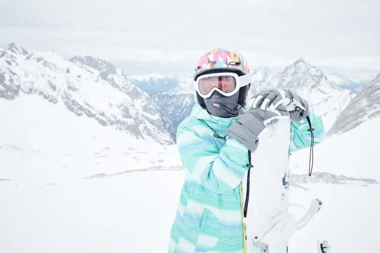 mujer con chaquetas de esquí