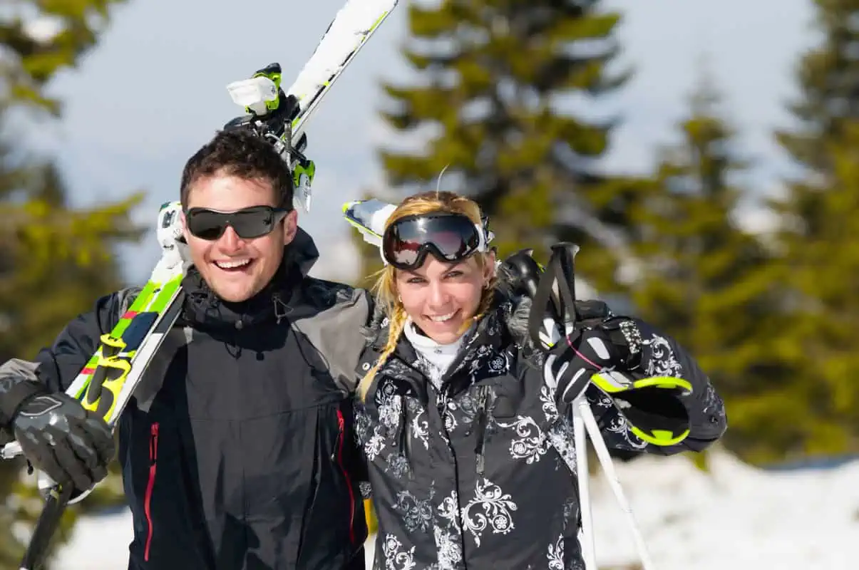 pareja con chaquetas de esquí