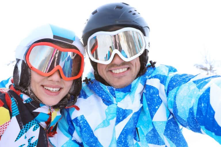 pareja estrenando gafas de esquí