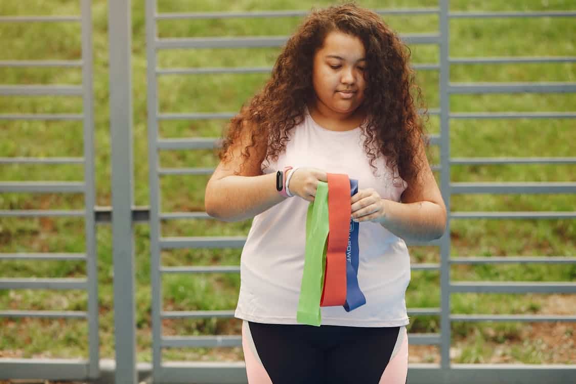 Sissy squats: variantes y beneficios para tus cuádriceps Bandas elásticas de colores diferentes significan diferentes resistencias a vencer.