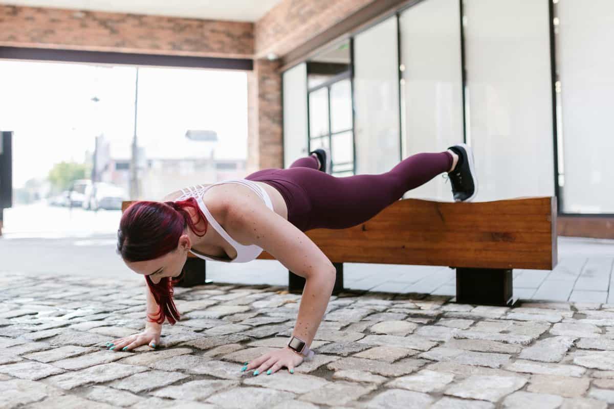 Push up con apoyo de piernas elevado.