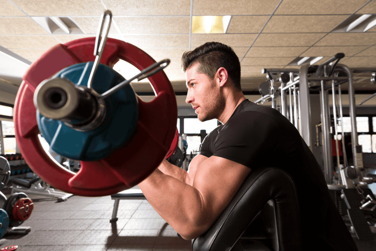 hombre entrenando biceps