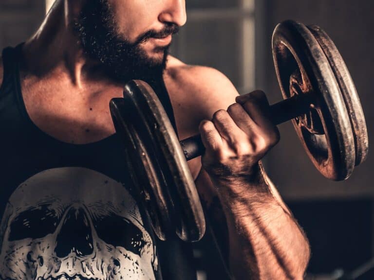 hombre entrenando después de consumir suplementos