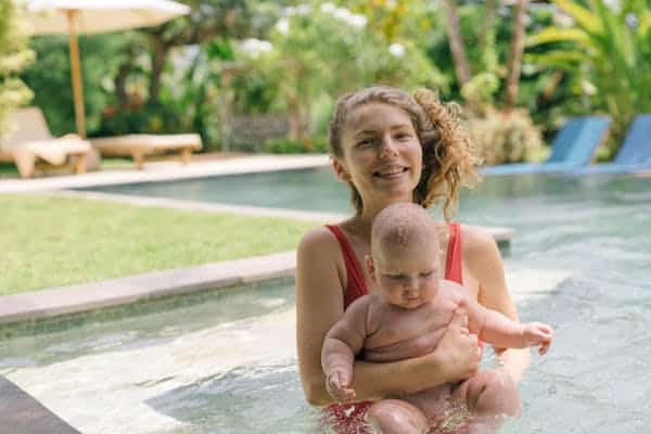 Matronatación en piscina de verano.