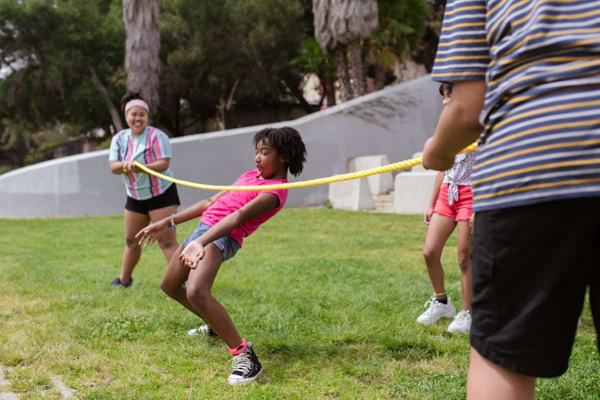 Niños realizando juegos flexibles