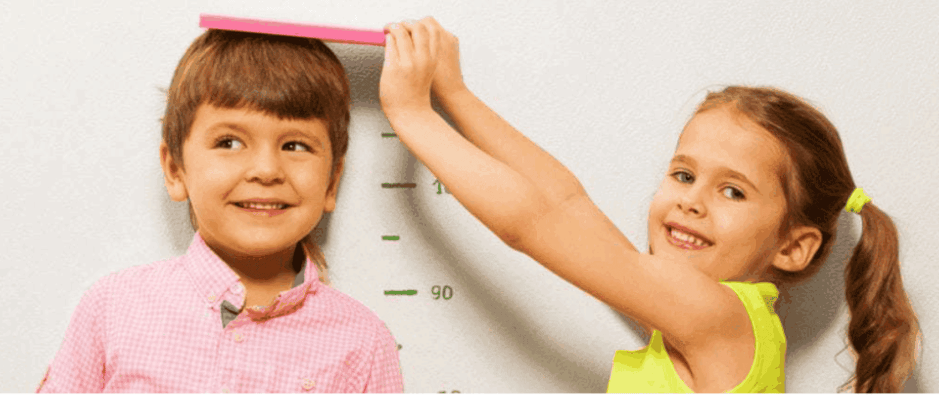 Niños midiendo la altura