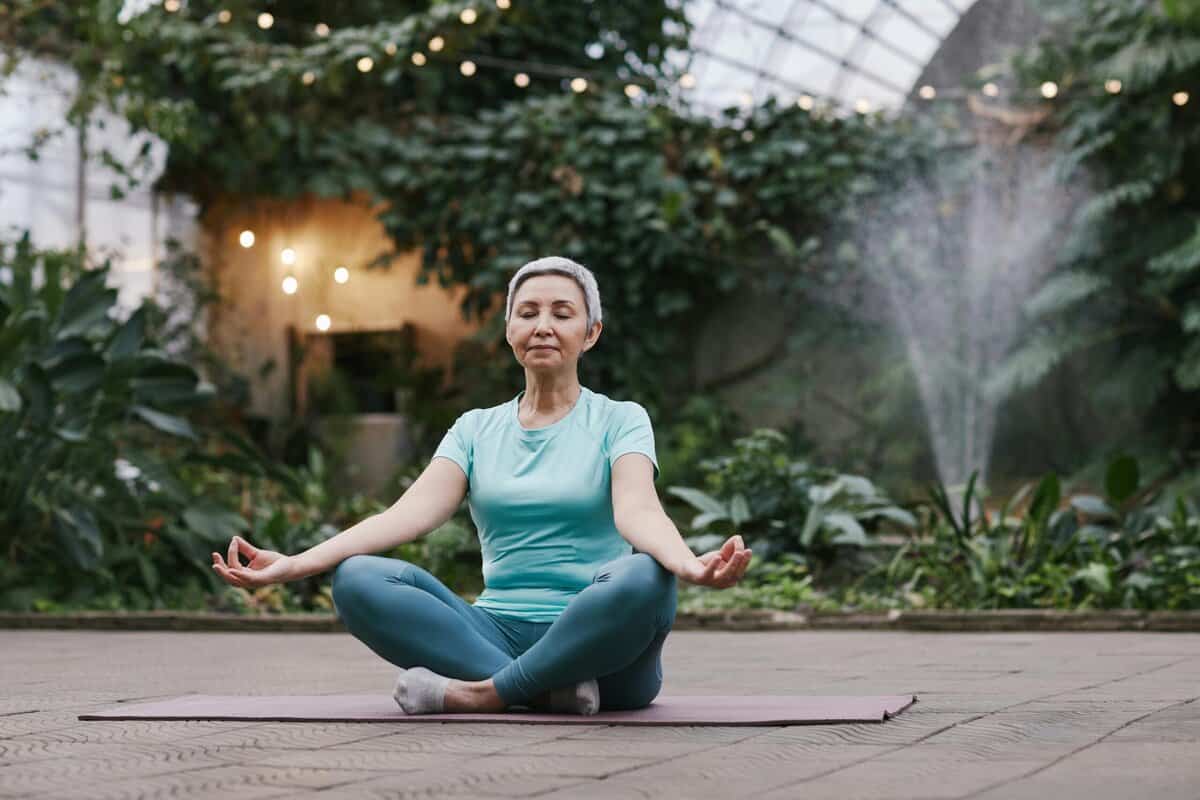 mujer practicando mindfulness